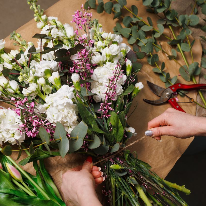 Blumenbinderin bei der Arbeit – 123Blumen.ch